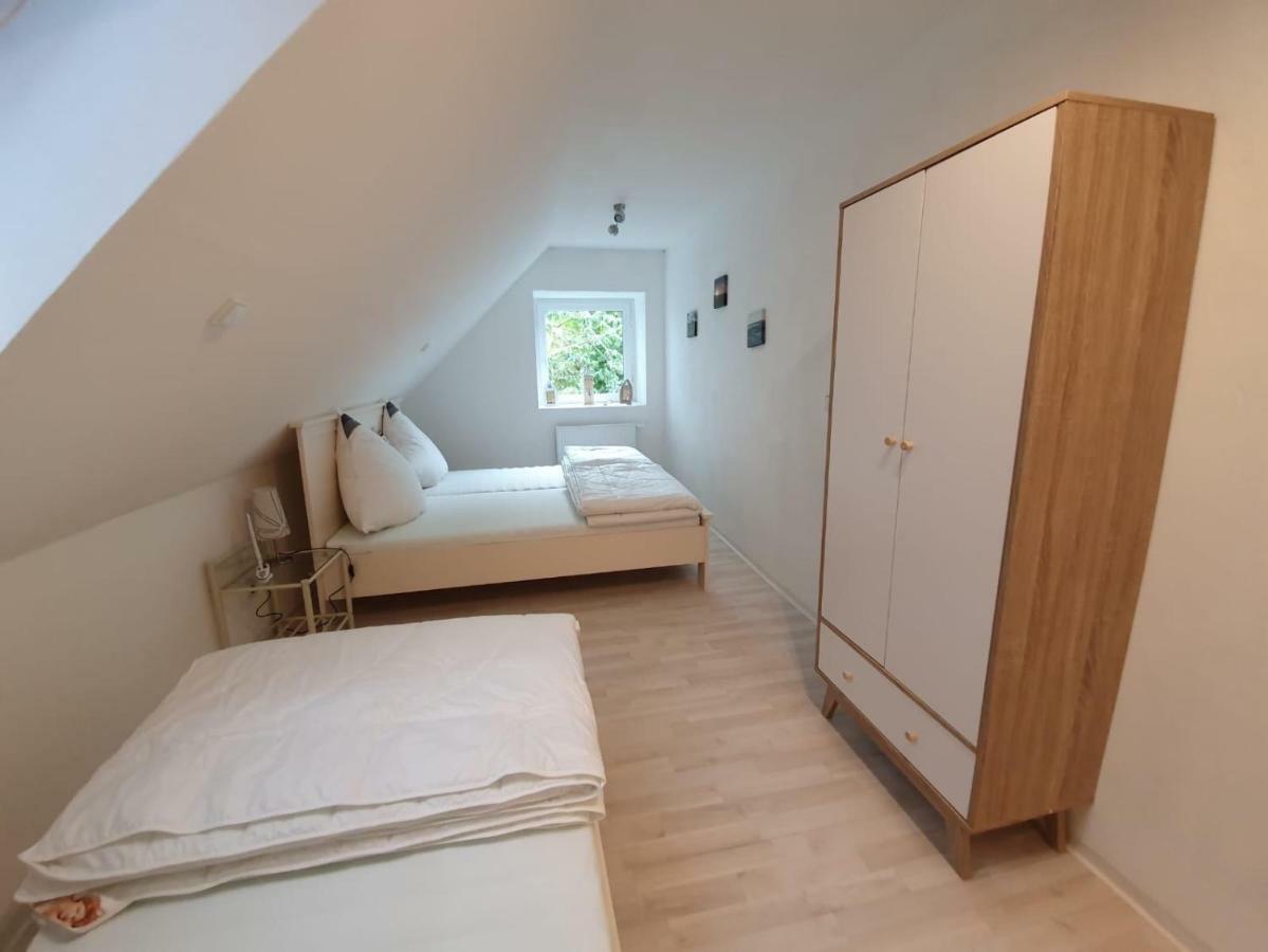 Marijanas Ferienwohnungen Gründeich Ein alter wunderschöner Resthof aus dem neunzehnten Jahrhundert mit Weidefläche und Obstwiesen Bitte nicht buchen wenn Sie eine unkrautfreie moderne Parkanlage erwarten Es ist ein rustikaler Hof Holtgast Exterior foto