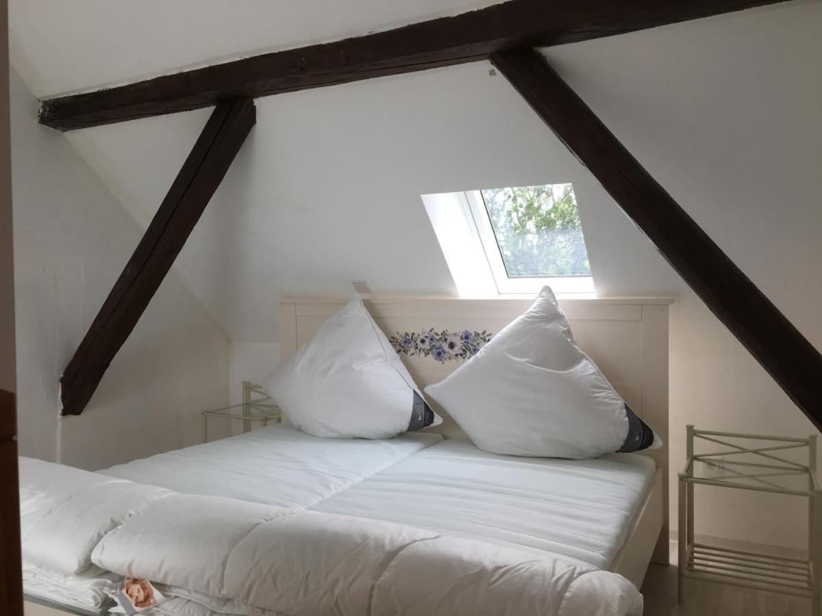 Marijanas Ferienwohnungen Gründeich Ein alter wunderschöner Resthof aus dem neunzehnten Jahrhundert mit Weidefläche und Obstwiesen Bitte nicht buchen wenn Sie eine unkrautfreie moderne Parkanlage erwarten Es ist ein rustikaler Hof Holtgast Exterior foto